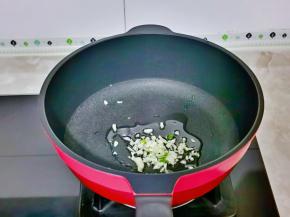 起油锅，加入葱蒜煸炒出香味关火。