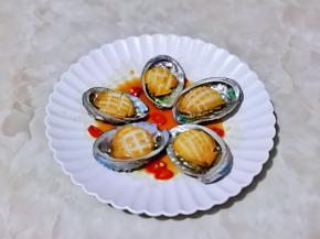 取出蒸好的小鲍鱼，撒上辣椒段。