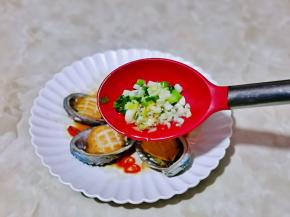 再淋上葱蒜油。