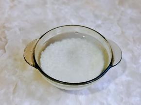 首先大米淘干净，冷水泡15分钟。