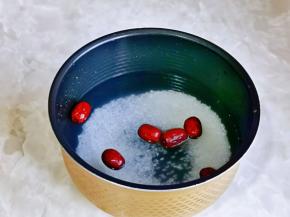 加入泡好的红枣。