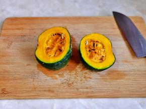 南瓜洗干净对半切开。