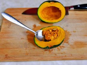 借助小勺将瓜瓤挖出来。