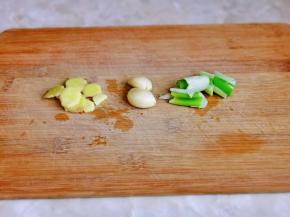葱姜蒜去皮切好。