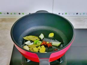 起油锅，加入香料煸炒小火煸炒出香味。