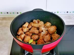 小火翻炒2分钟。