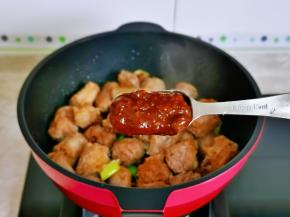 再加入麻辣豆瓣酱翻炒均匀。