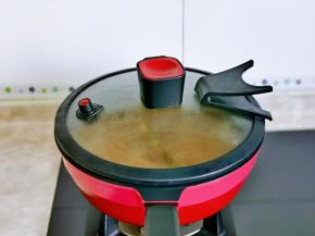 盖上盖子烧开后转小火炖30分钟左右。