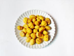 板栗切一个口，水开放入锅里煮大约两分钟左右，捞出趁热剥壳。