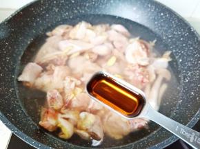 三黄鸡冷水下锅，放生姜，料酒开大火焯水。
