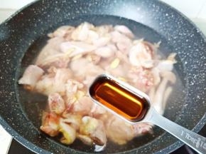 三黄鸡冷水下锅，放生姜，料酒开大火焯水。
