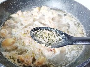 焯水期间沫子撇了，焯水大约两分钟左右后把鸡块捞出清洗一下，控干水份。