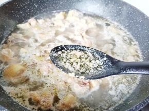 焯水期间沫子撇了，焯水大约两分钟左右后把鸡块捞出清洗一下，控干水份。