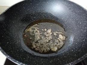 锅里放适量的食用油，加入冰糖开小火炒糖色。