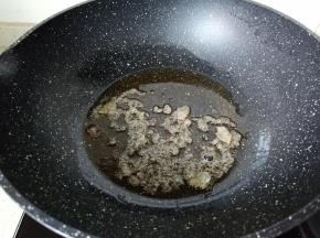 锅里放适量的食用油，加入冰糖开小火炒糖色。