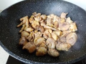 然后开大火放入鸡块。