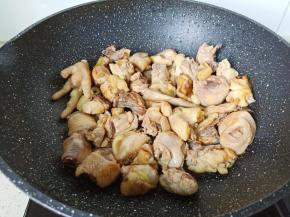 快速晃动锅子，把鸡块与糖色快速裹上。