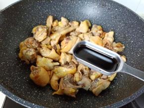 加入红烧酱油两勺。