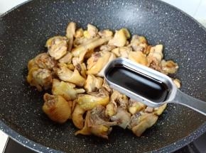 加入红烧酱油两勺。