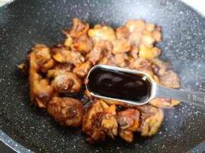 加两勺蚝油提鲜，快速将调味料翻炒均匀。