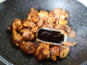 加两勺蚝油提鲜，快速将调味料翻炒均匀。