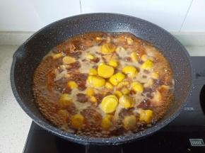 放入板栗开大火炖煮转中火炖35分钟左右。