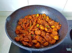 撒点小香葱就可以关火了。