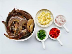 准备好所有食材。葱蒜，辣椒，洋葱切末。