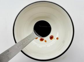 碗中加1勺生抽，