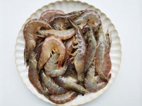 虾洗净去虾线，