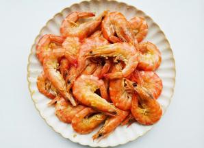 锅中油烧至7成热，放入虾炒至变红迅速捞出。