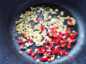 锅中留底油，加蒜末、洋葱、红椒末煸炒香，