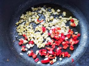 锅中留底油，加蒜末、洋葱、红椒末煸炒香，