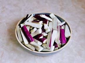 切好的茄条放入盘中，撒上食用盐，抓拌均匀，腌制15分钟。（盐不要撒太多）