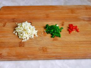 葱蒜去皮切好，辣椒切段。