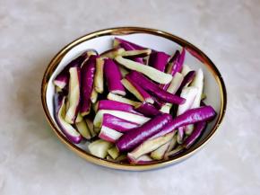 将腌制好的切条水分挤干。（水分一定挤干，不然会咸）