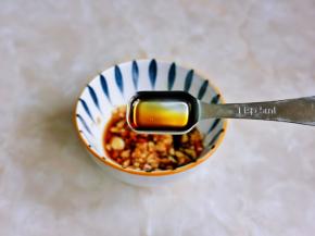 再加入米醋。（醋的量可以根据个人喜好增加）