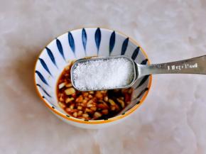 再加入白砂糖。