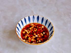 倒入半碗纯净水搅拌均匀备用。