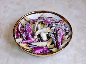 再撒上淀粉抓拌均匀。