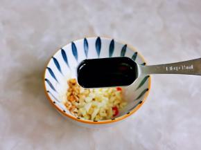 切好的辣椒，蒜放入碗中，加入生抽。