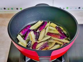 锅中加入食用油，油温8成热时下茄条，炸软捞出。