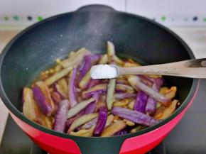 按个人口味加入盐。