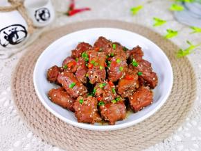 盛出装盘，撒上葱花，红辣椒段。