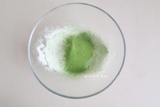 低筋粉和抹茶粉先过筛一遍，做出来的蛋糕才细腻。