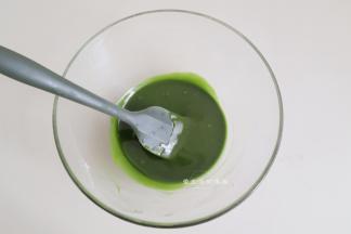 玉米油加热至85℃后，倒入低筋粉里，用刮刀拌匀至细腻状。