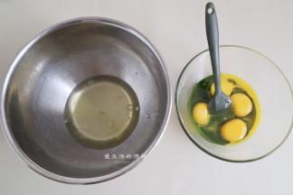 把一个鸡蛋打入抹茶面糊里面，再打入3个鸡蛋黄，剩余的鸡蛋白放入另一个干净无油的大碗里。