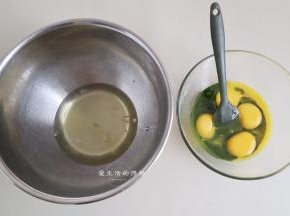 把一个鸡蛋打入抹茶面糊里面，再打入3个鸡蛋黄，剩余的鸡蛋白放入另一个干净无油的大碗里。