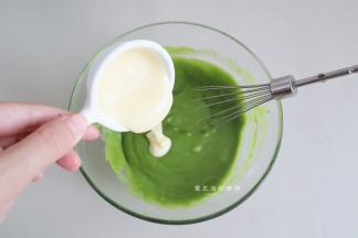 用手抽把蛋黄和抹茶面糊拌匀后，倒入炼乳搅拌均匀。