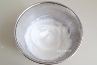 蛋白里分3次加入细砂糖搅打至出现短小直角的状态，打发好蛋白后，烤箱开始上下管115度预热。
